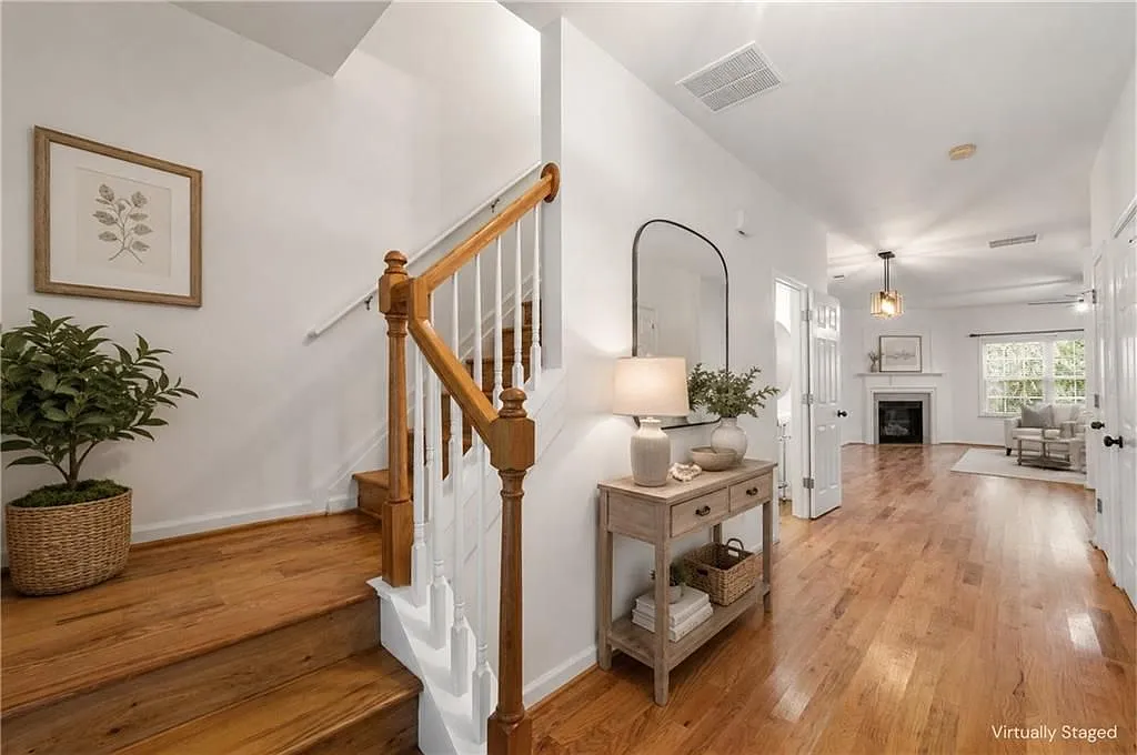 3 bed, 3.0 bath, 1680 sqft, $2,350 — Photo 2
