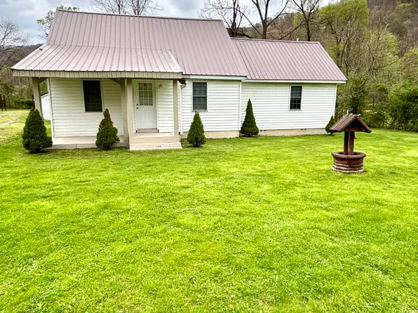 67 Theatre Rd, Kincaid, WV 25119