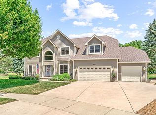 930 Edgewood Dr, Sugar Grove, IL 60554