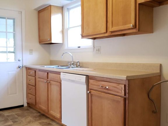 3rd image of 557 Glenrock Dr