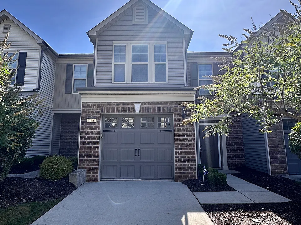 525 Denhoff Dr