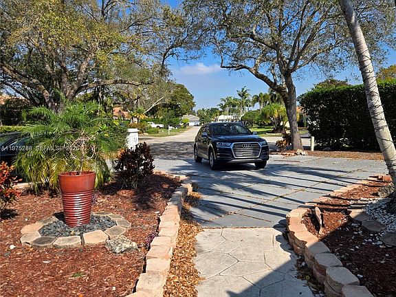 4th image of 740 Conch Shell Pl