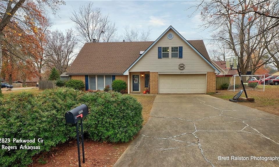 1st image of 2823 W Parkwood Cir