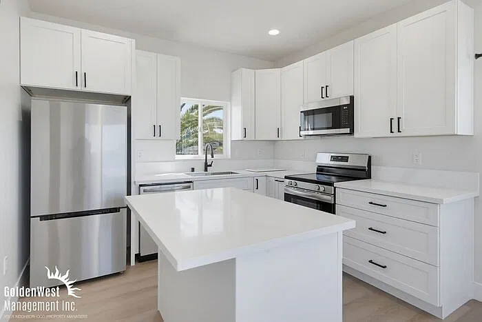 3 bed, 3.0 bath, 2102 sqft, $5,500 — Photo 1