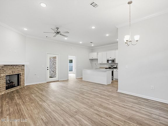 3rd image of 533 Stone Brook Pl