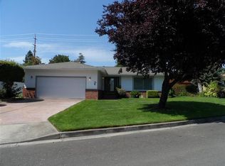 72 Fairway Cir, Medford, OR 97504