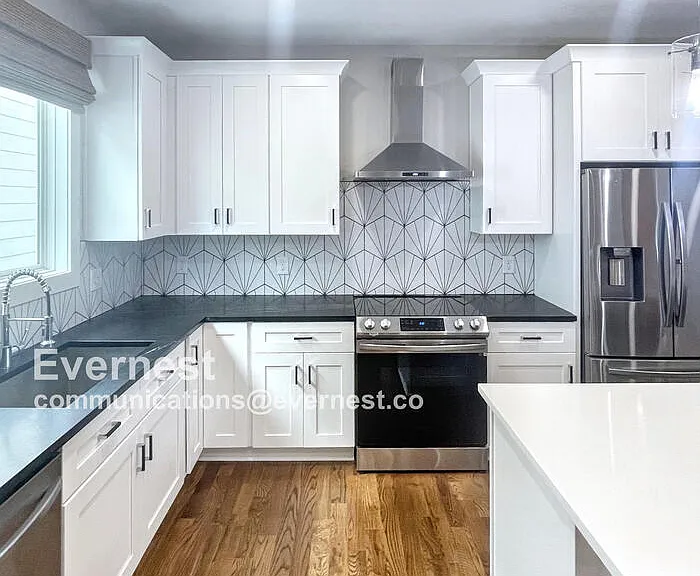 2116 Courtney Ave — Photo 3