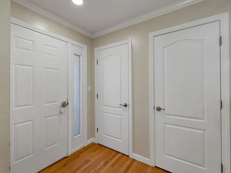 32 Suffolk Ct — Photo 4