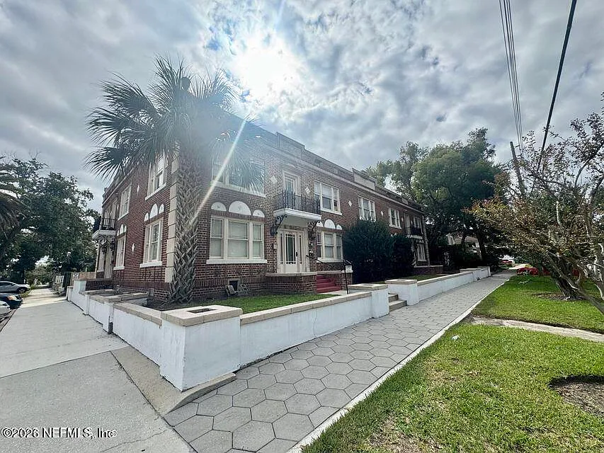1 bed, 1.0 bath, 700 sqft, $1,200 — Photo 1
