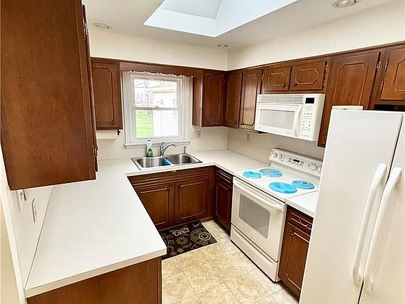 2nd image of 3865 Rosewood Ln