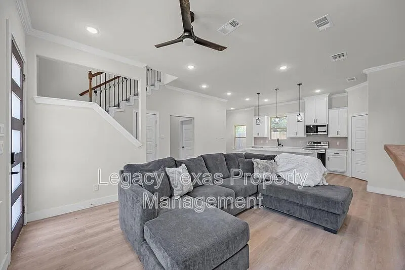3 bed, 2.5 bath, 1569 sqft, $2,200 — Photo 2