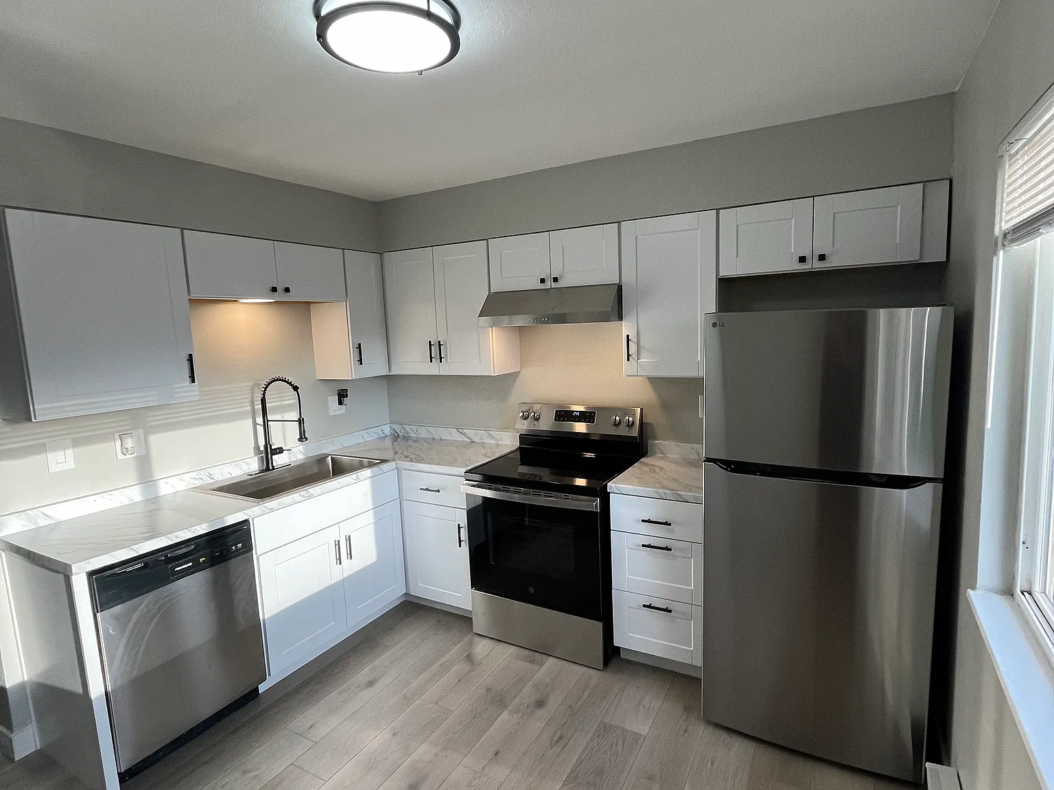 2 bed, 950 sqft, $1,550 — Photo 2