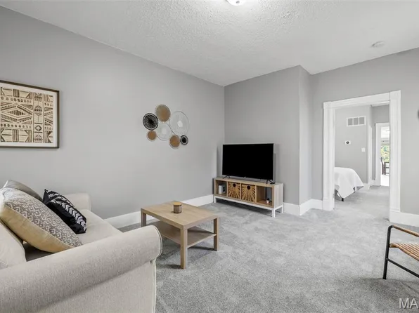 3244 Regal Pl, Saint Louis, MO 63139