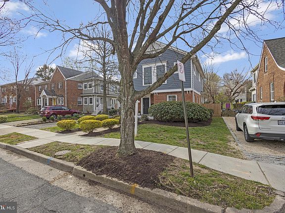 2nd image of 301 E Oak St