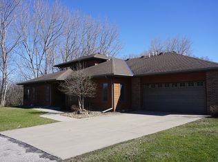 2001 Hunters Ridge Dr, Mason City, IA 50401