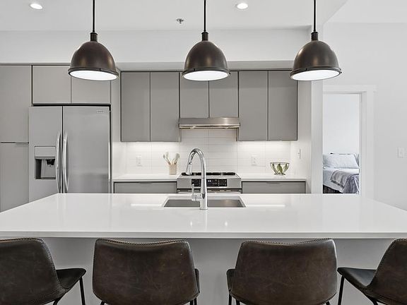4th image of 411 Fairpoint St #205