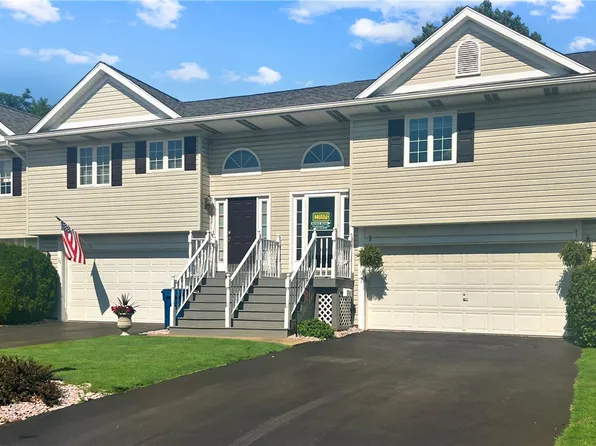 24 Links Dr, New Castle, PA 16101