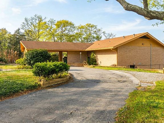 Estate like setting with plenty of parking. Landscape maintenance included with rent