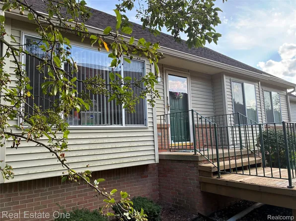 1040 Bird Song Ln, Milford, MI 48381