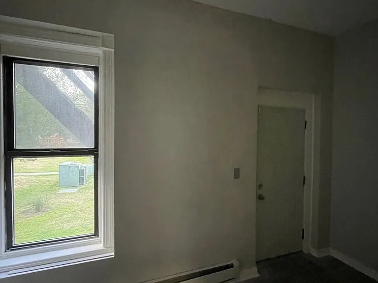 Bedroom
Fits Full or Queen Bed