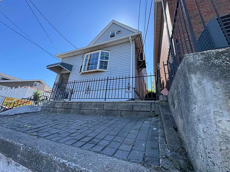 8906 Tonnelle Ave — Photo 2