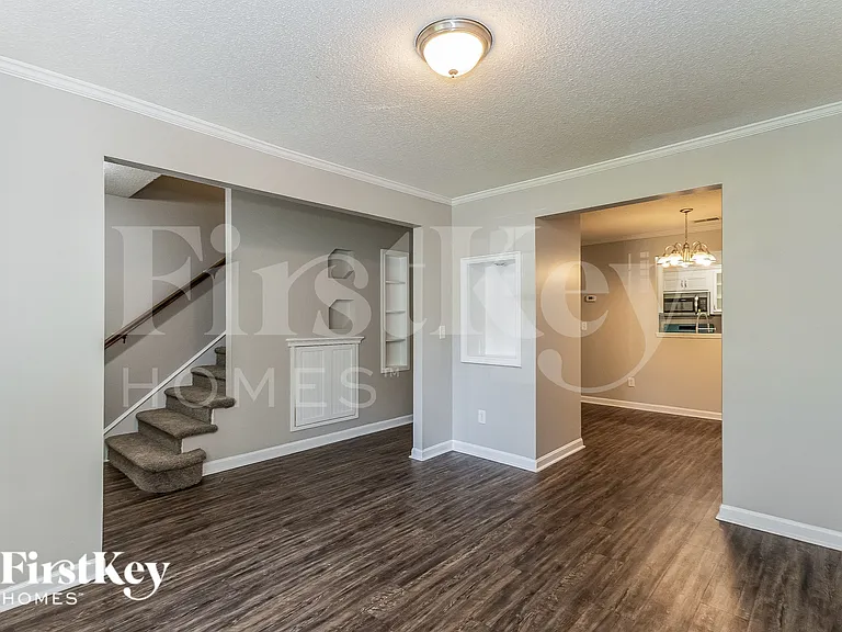 423 Aberdeen Cir — Photo 8
