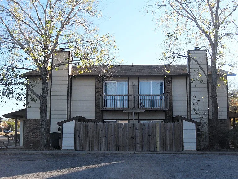3008 Chaucer Dr — Photo 1
