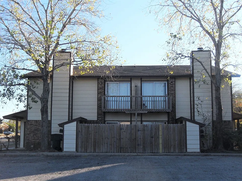 3008 Chaucer Dr