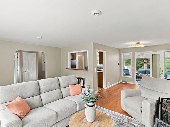4th image of 103 Brook Rd