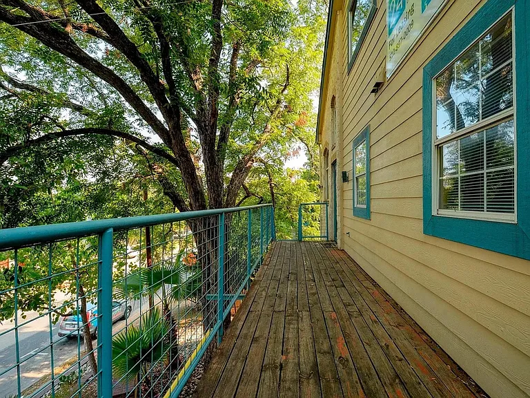 2405 Leon St #201 — Photo 15