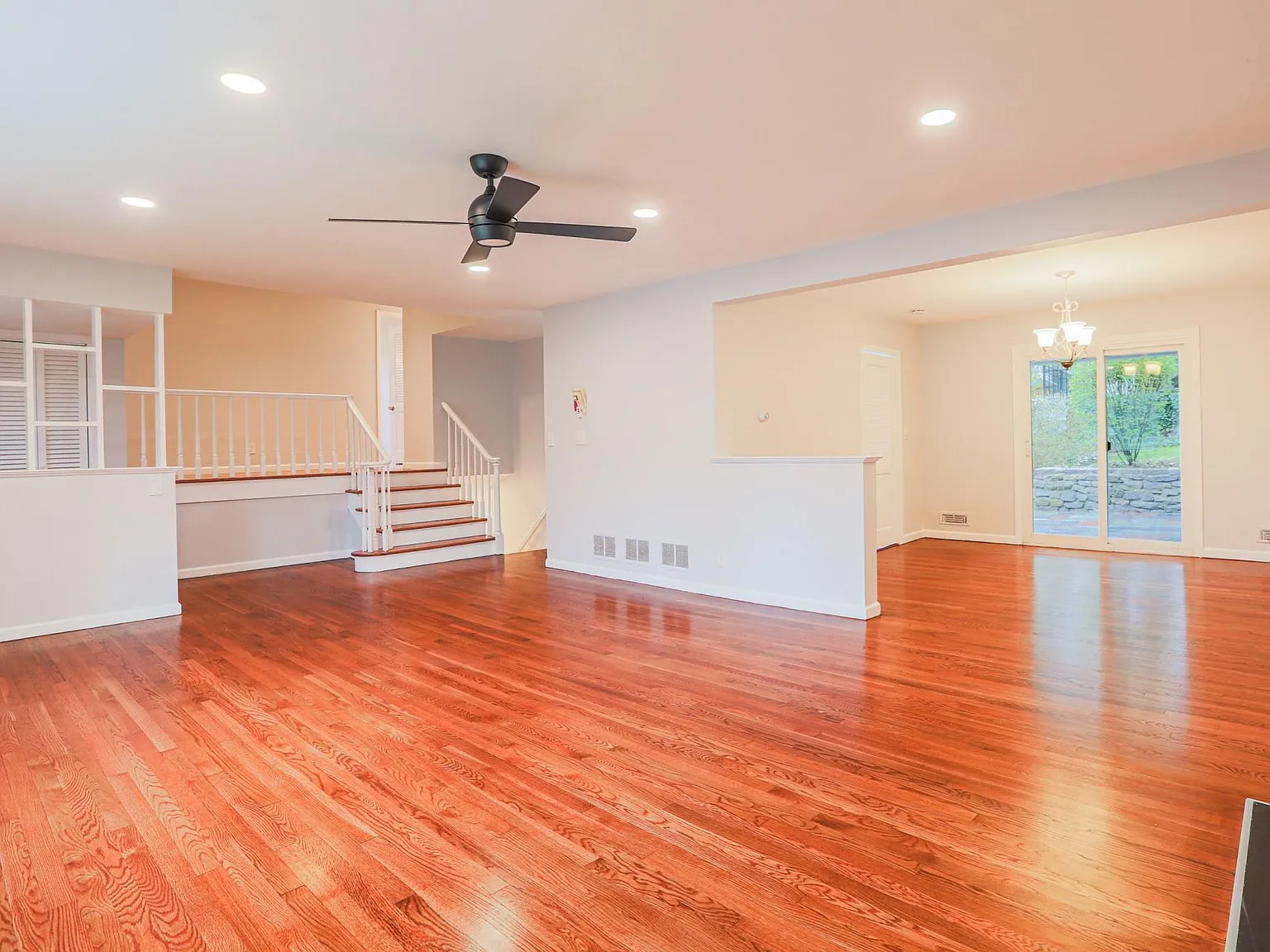 3 bed, 2.5 bath, 2400 sqft, $7,800 — Photo 2