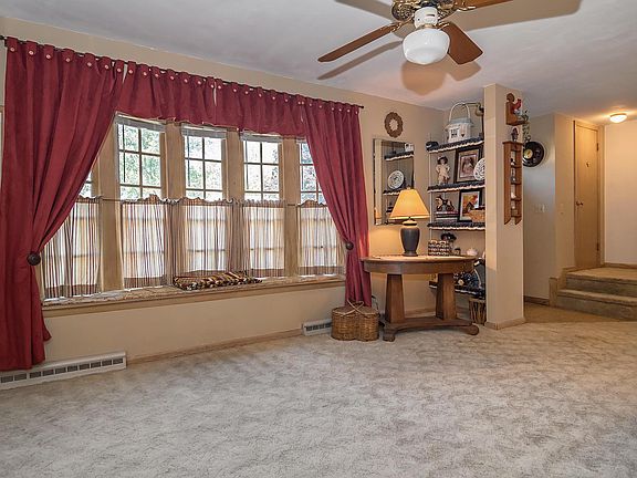 3rd image of 525 Willow Ln