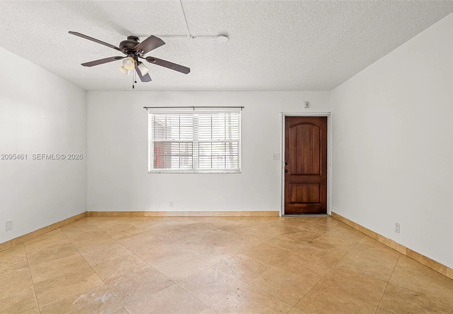 Elizabethan Condo — Photo 4