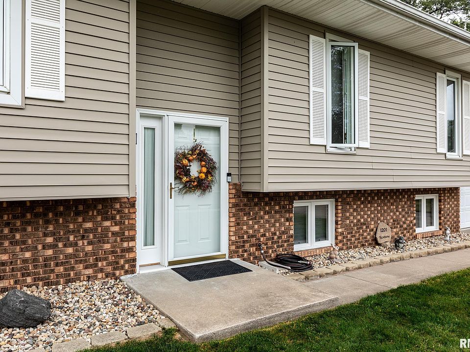 1201 Hawthorne Ave, Pekin, IL 61554 | Zillow