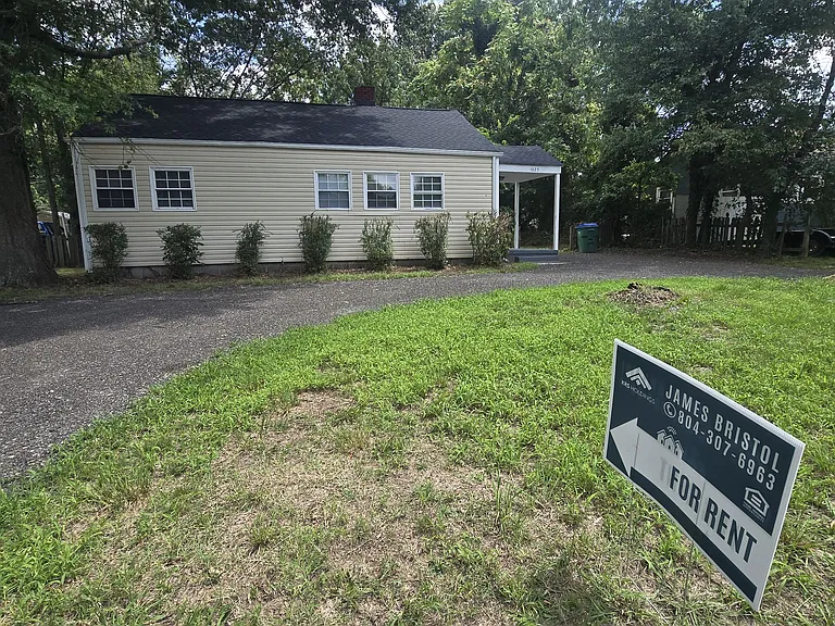1025 Bradley Ln — Photo 1