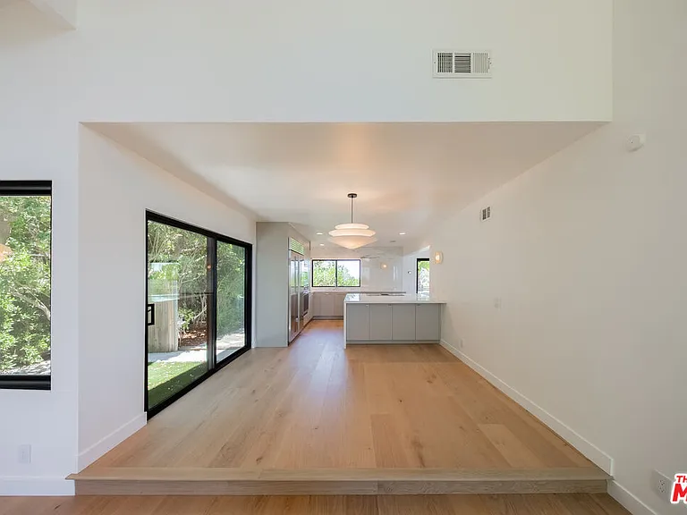 13302 Mulholland Dr — Photo 9