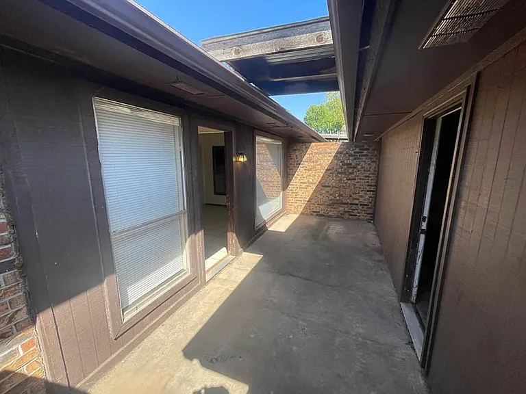 2531 W Hefner Rd — Photo 11