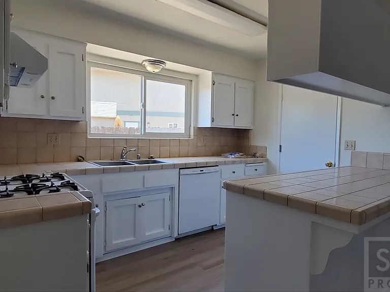 812 Emerald Ct — Photo 6