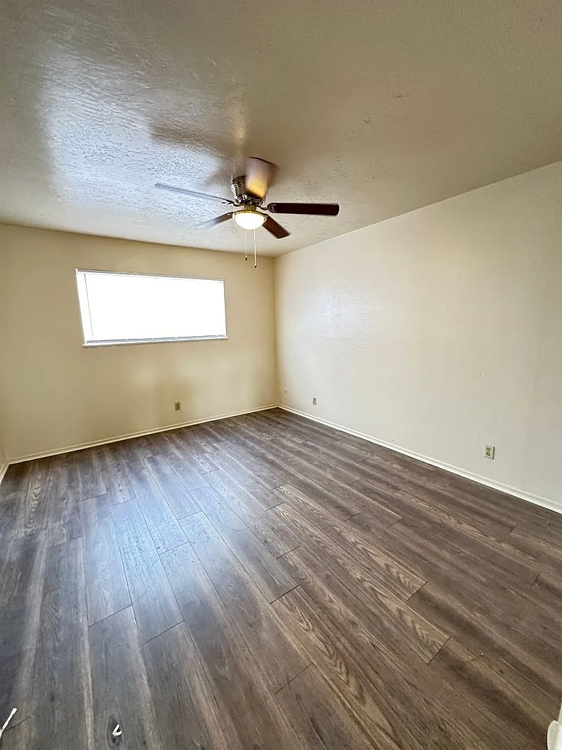 Lake Crest Apartments — Photo 3