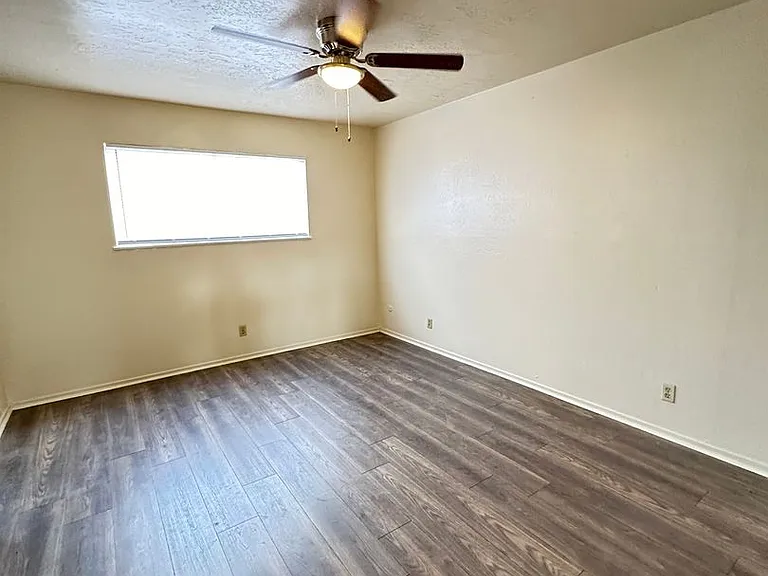 Lake Crest Apartments — Photo 12