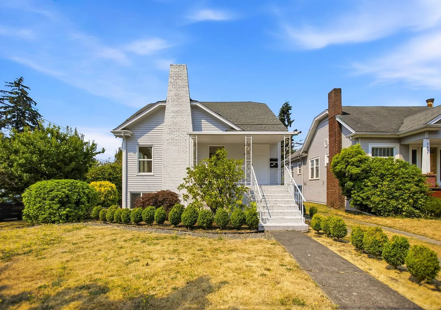 Steps from Green Lake ,6 bed 3 bath home with 2 kitchens and 2 laundry rooms. — Photo 1