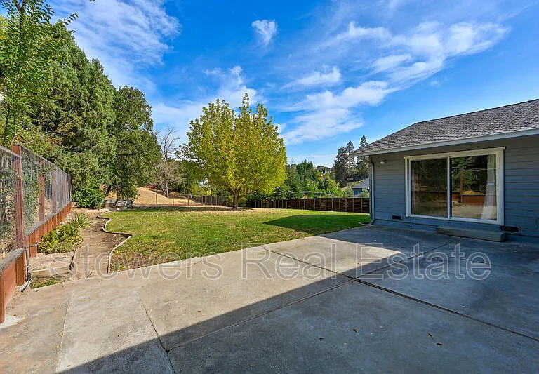 1090 Livorna Rd — Photo 21