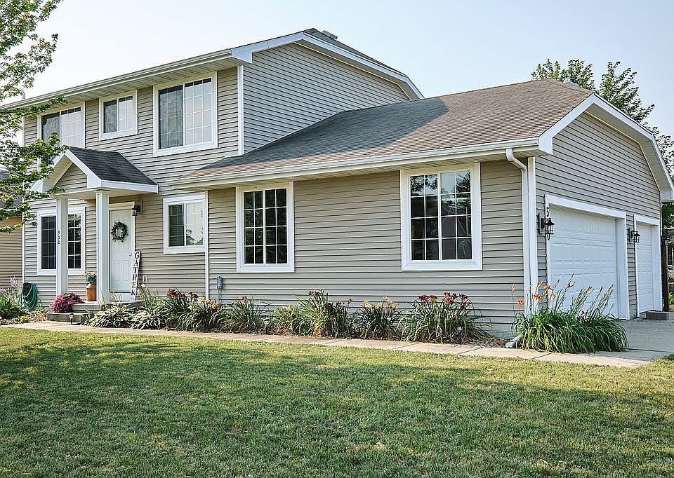 1st image of 520 SE Parker Dr