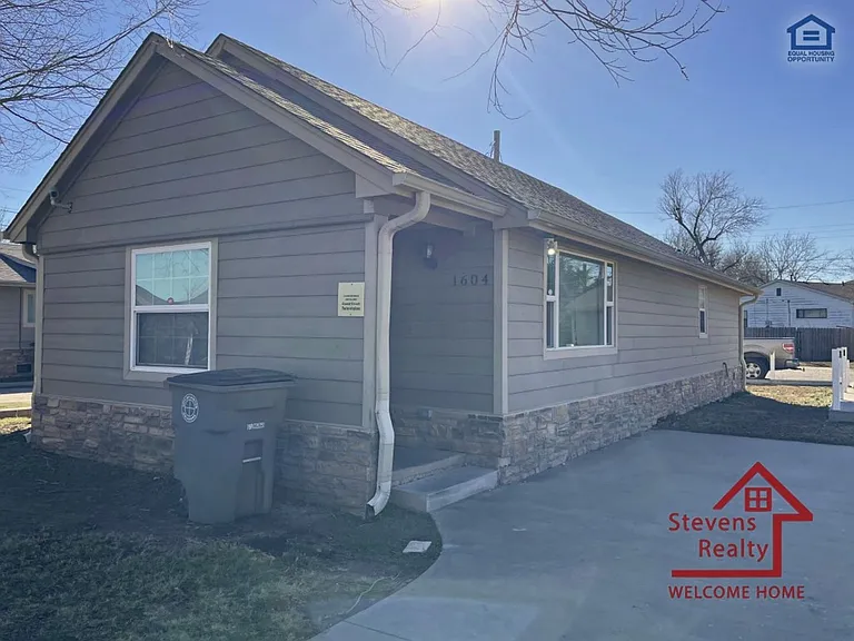 1604 NW Lindy Ave — Photo 2