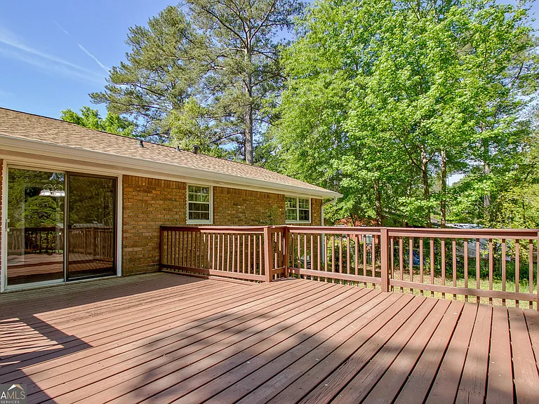 335 Kelly Dr — Photo 15