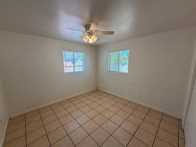 114 W Riley Dr — Photo 7