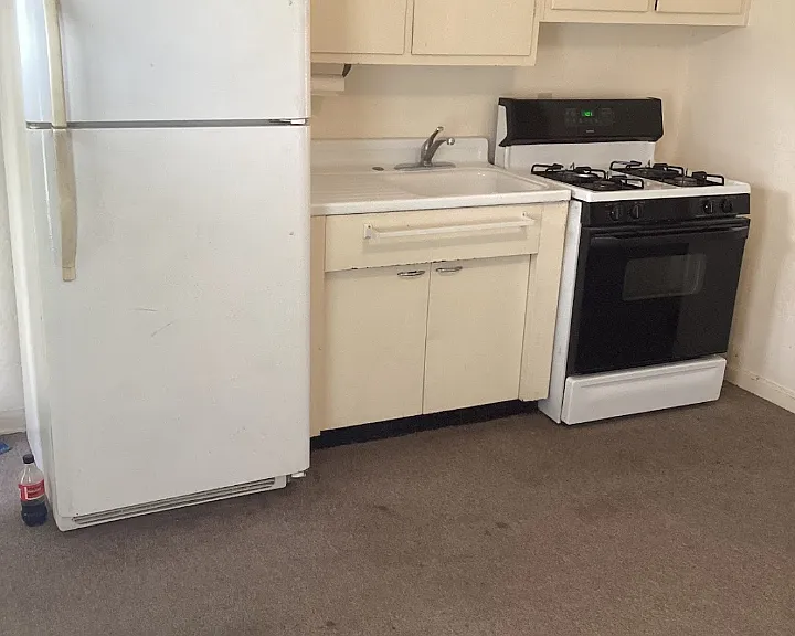 215 E 5th St #1 — Photo 1