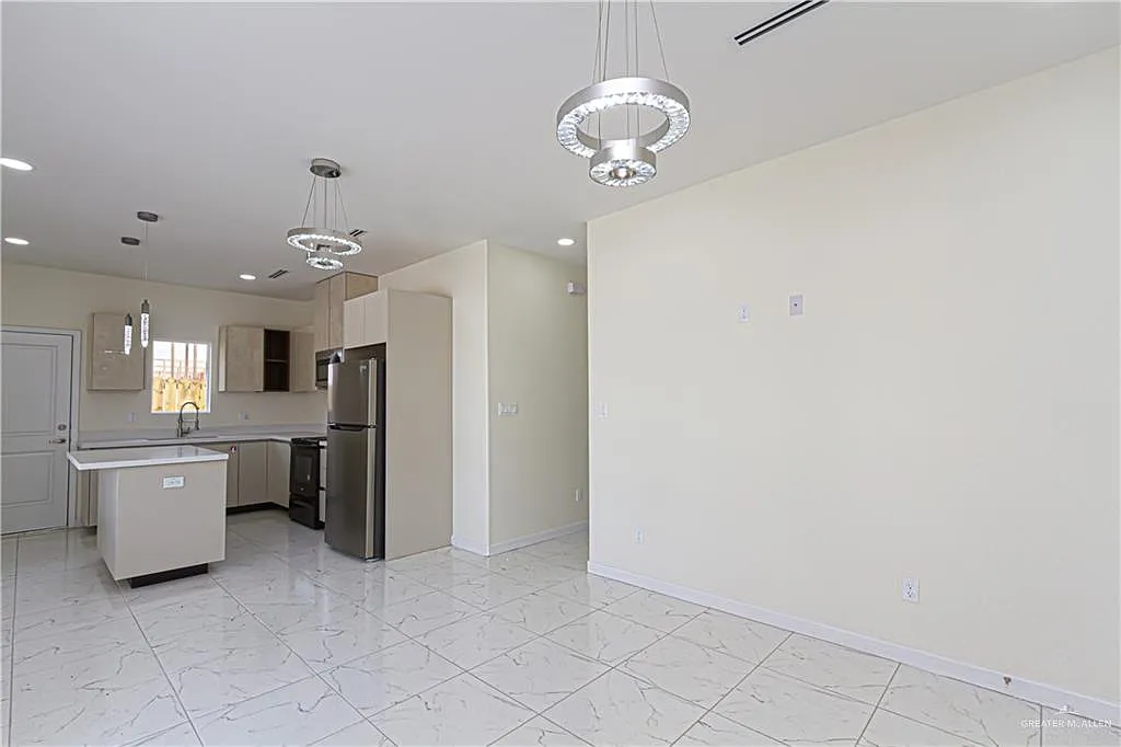 3 bed, 2.0 bath, 1050 sqft, $1,200 — Photo 4