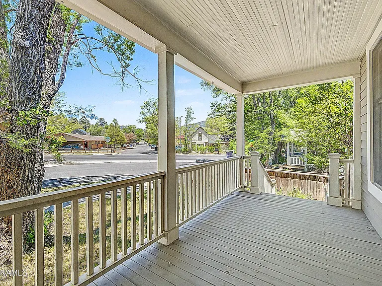 725 W Summit Ave — Photo 2