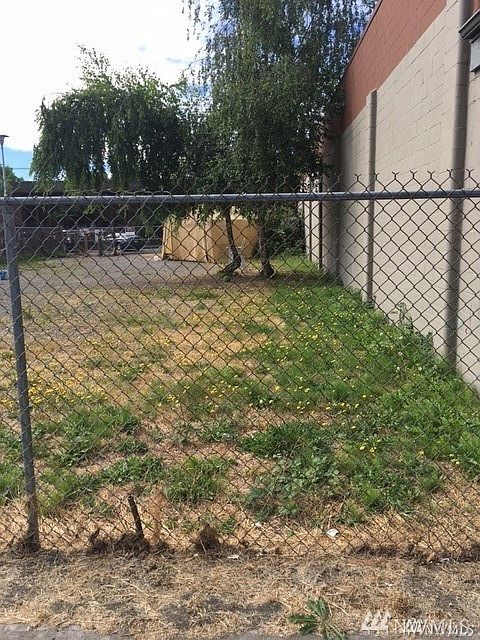 2nd image of 208 W Main